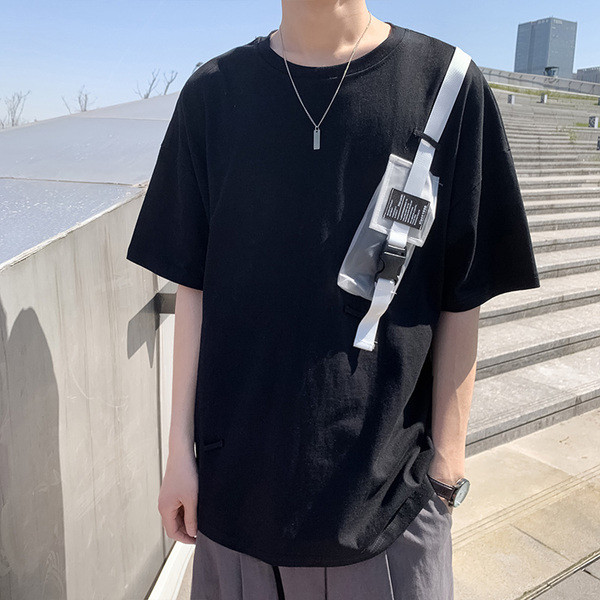 Alkalmi férfi póló zsebbel és csattal