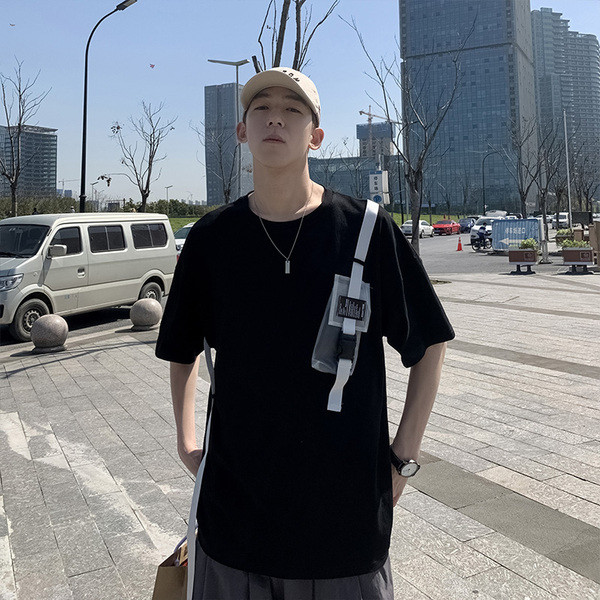 Alkalmi férfi póló zsebbel és csattal