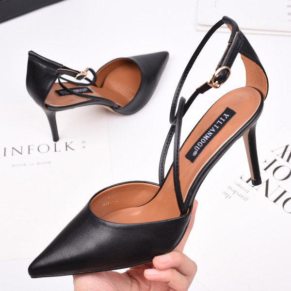 Γυναικεία ψηλοτάκουνα παπούτσια με δερμάτινο κούμπωμα