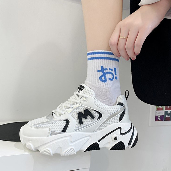 Alkalmi női tornacipő emblémával és nyakkendővel