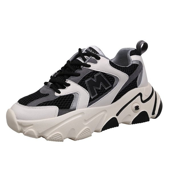 Alkalmi női tornacipő emblémával és nyakkendővel