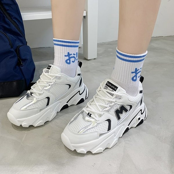 Alkalmi női tornacipő emblémával és nyakkendővel