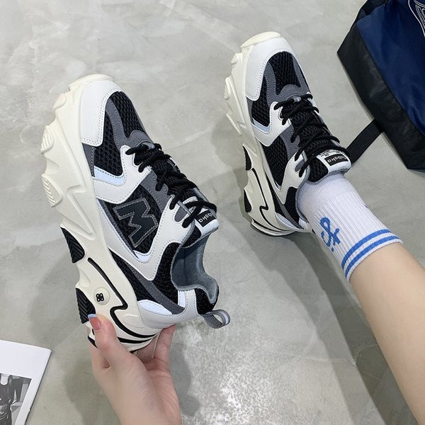 Alkalmi női tornacipő emblémával és nyakkendővel