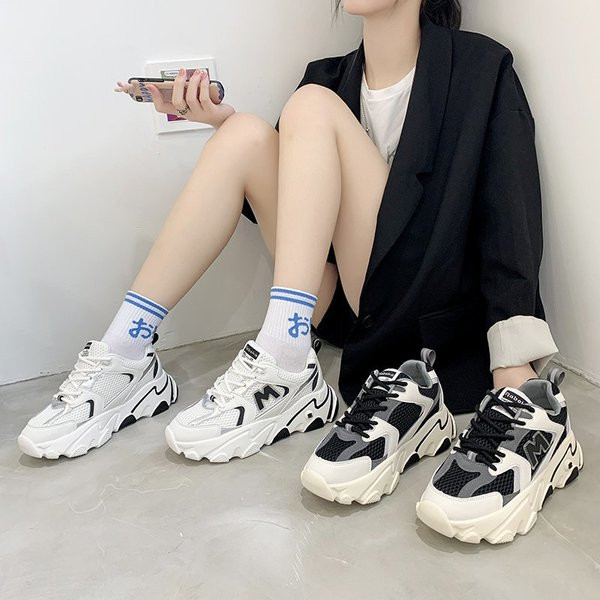 Alkalmi női tornacipő emblémával és nyakkendővel