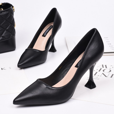 Κομψό γυναικείο παπούτσι με λεπτό τακούνι