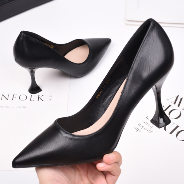 Κομψό γυναικείο παπούτσι με λεπτό τακούνι
