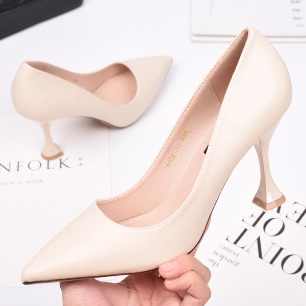 Κομψό γυναικείο παπούτσι με λεπτό τακούνι