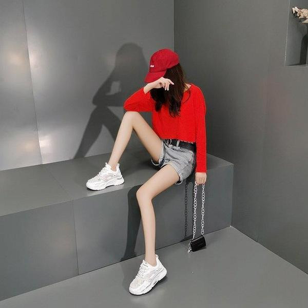 Σύγχρονα γυναικεία αθλητικά παπούτσια με υψηλή τραχιά σόλα