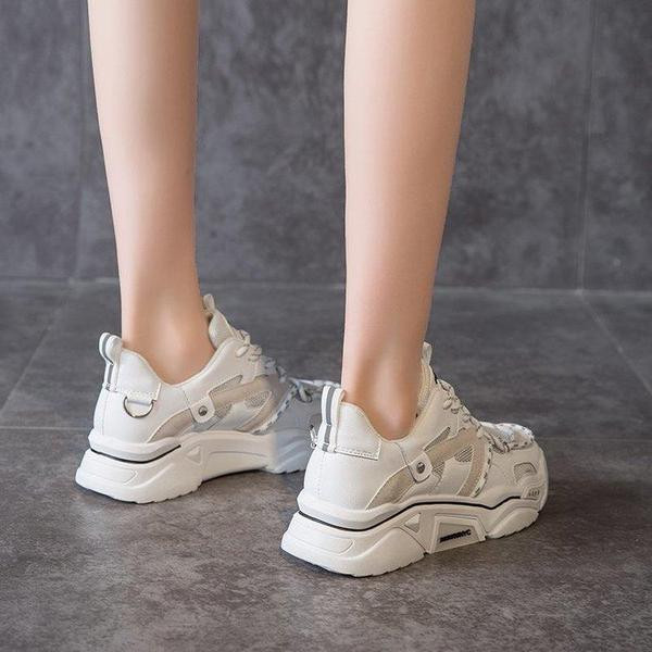 Σύγχρονα γυναικεία αθλητικά παπούτσια με υψηλή τραχιά σόλα