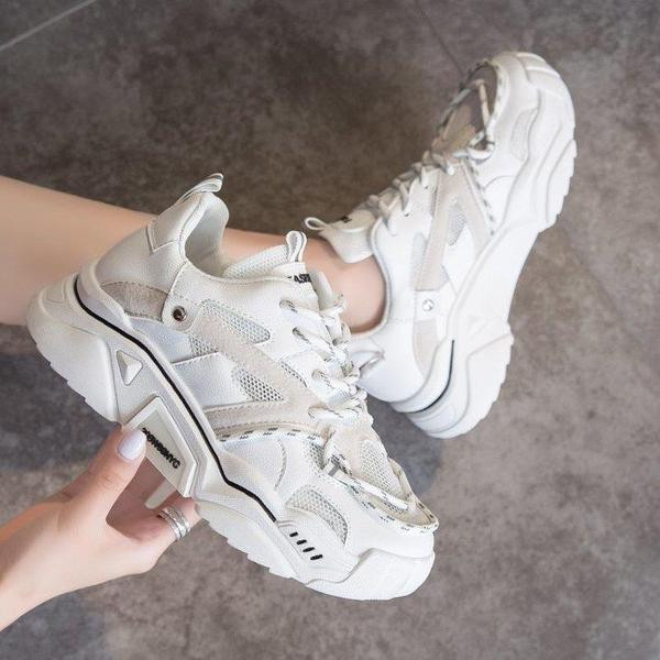 Σύγχρονα γυναικεία αθλητικά παπούτσια με υψηλή τραχιά σόλα