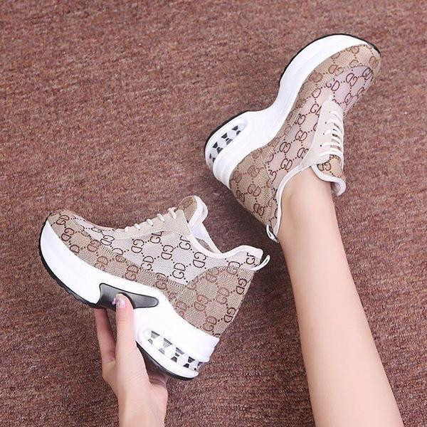 Modern női tornacipő magas talppal