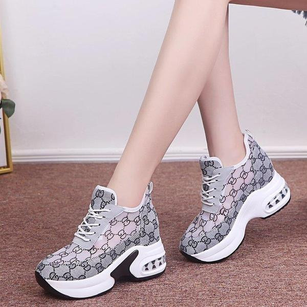 Modern női tornacipő magas talppal