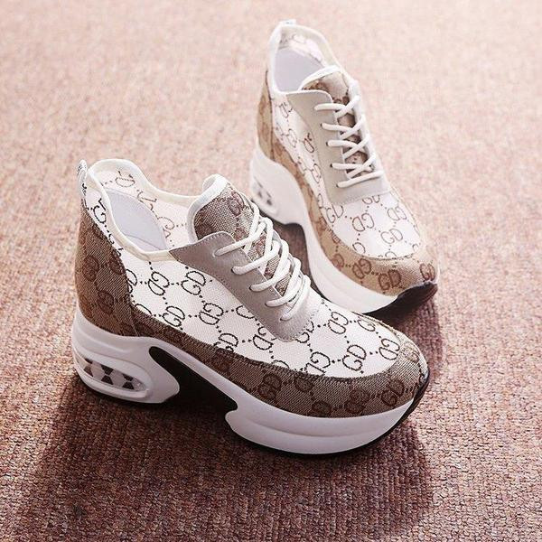 Modern női tornacipő magas talppal