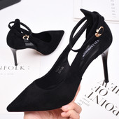 Γυναικεία παπούτσια με λεπτό τακούνι και αγκράφα σε μαύρο και μπεζ χρώμα