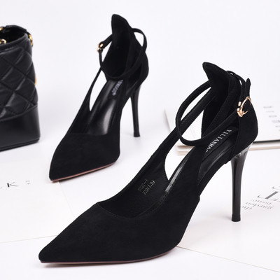 Γυναικεία παπούτσια με λεπτό τακούνι και αγκράφα σε μαύρο και μπεζ χρώμα