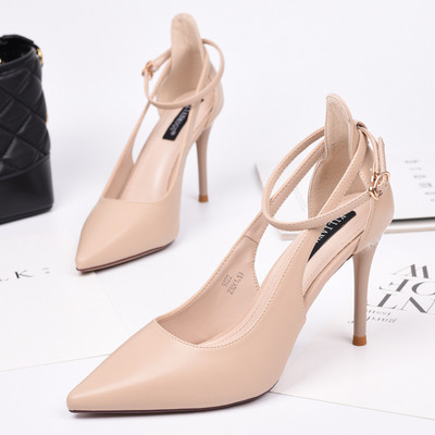 Γυναικεία παπούτσια με λεπτό τακούνι και αγκράφα σε μαύρο και μπεζ χρώμα