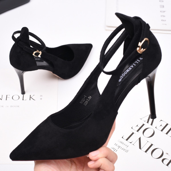 Γυναικεία παπούτσια με λεπτό τακούνι και αγκράφα σε μαύρο και μπεζ χρώμα