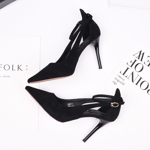 Γυναικεία παπούτσια με λεπτό τακούνι και αγκράφα σε μαύρο και μπεζ χρώμα