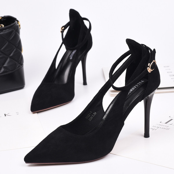 Γυναικεία παπούτσια με λεπτό τακούνι και αγκράφα σε μαύρο και μπεζ χρώμα