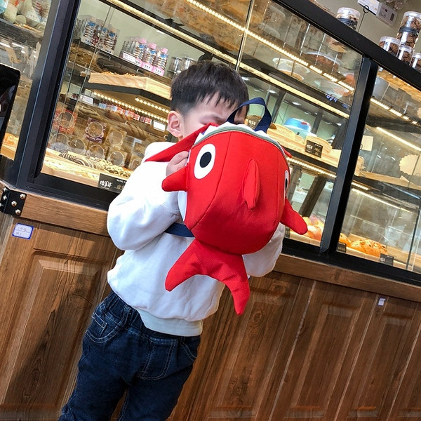 Gyermek hátizsák cápa formájú