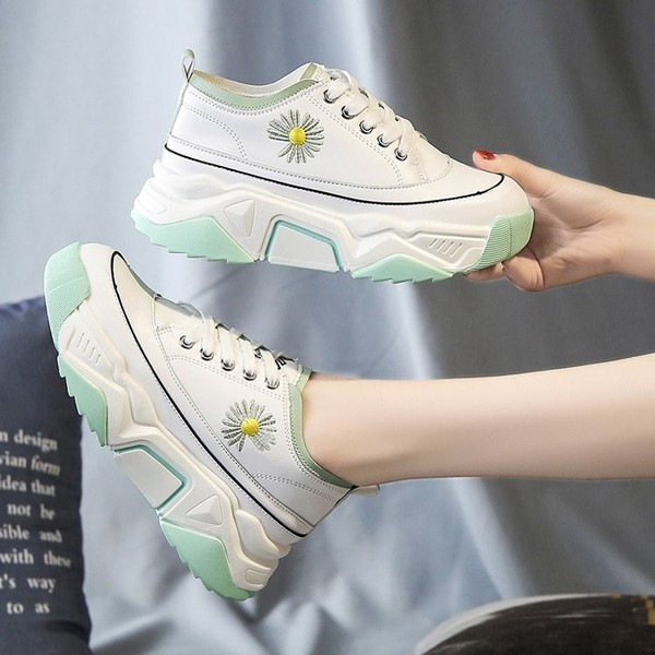 Modern női tornacipő színes hímzéssel