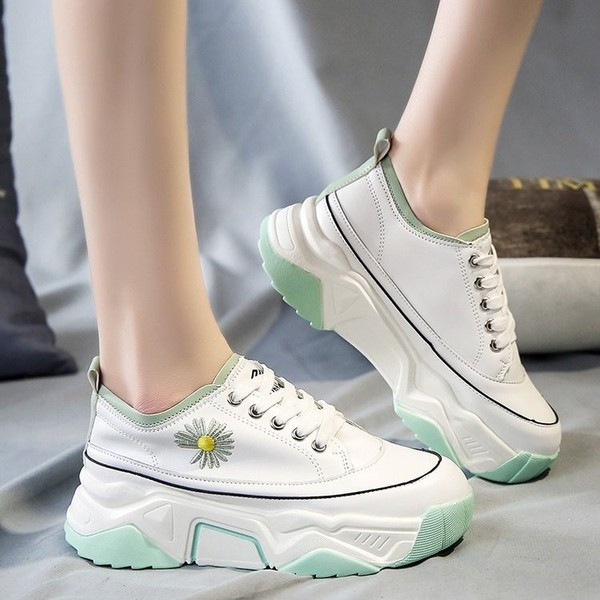 Modern női tornacipő színes hímzéssel