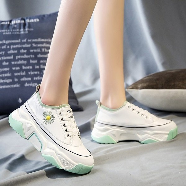 Modern női tornacipő színes hímzéssel