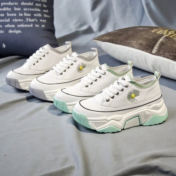 Modern női tornacipő színes hímzéssel