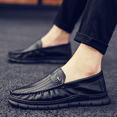 Öko-nahast valmistatud meeste mokassiinid, millel on metallelement