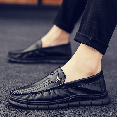 Öko-nahast valmistatud meeste mokassiinid, millel on metallelement