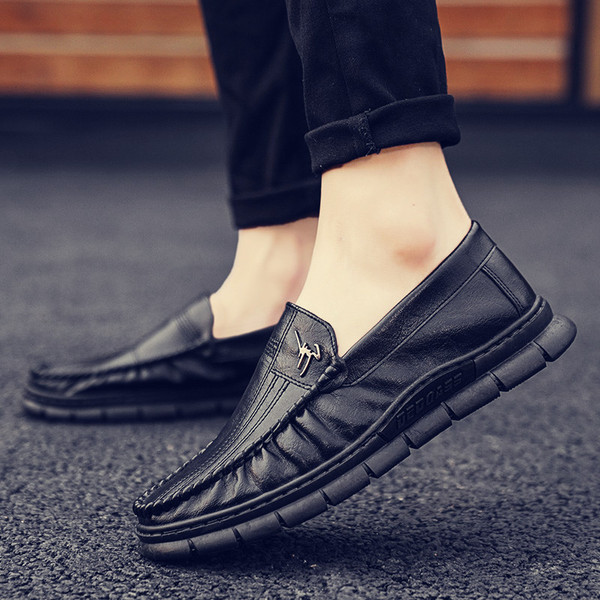 Öko-nahast valmistatud meeste mokassiinid, millel on metallelement