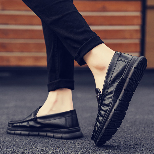 Öko-nahast valmistatud meeste mokassiinid, millel on metallelement