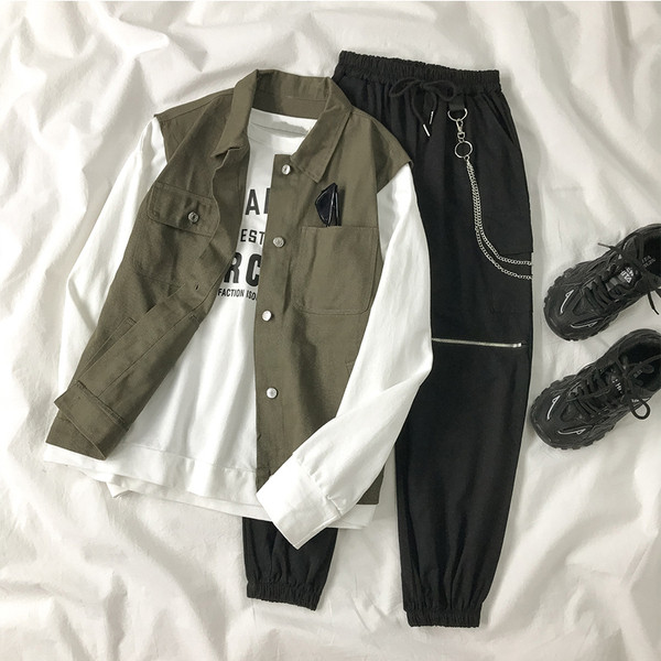 Moodsad kõrge vöökoha ja metallelementidega naistepüksid