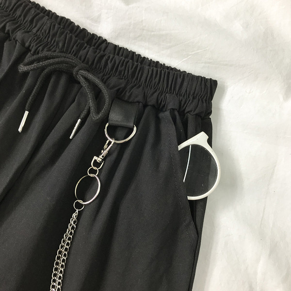 Moodsad kõrge vöökoha ja metallelementidega naistepüksid