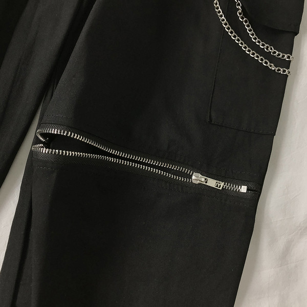 Moodsad kõrge vöökoha ja metallelementidega naistepüksid