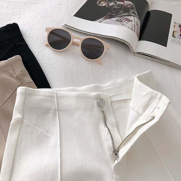 Moodsad kõrge vöökoha ja nööbiga naistepüksid