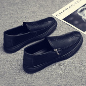 Modern férfi mokaszin cipzárral és hímzéssel