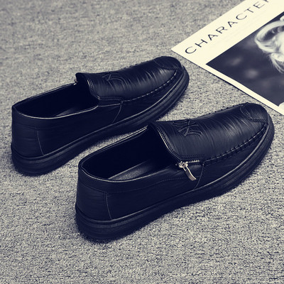 Modern férfi mokaszin cipzárral és hímzéssel