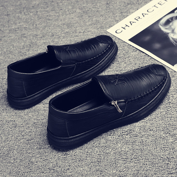 Modern férfi mokaszin cipzárral és hímzéssel