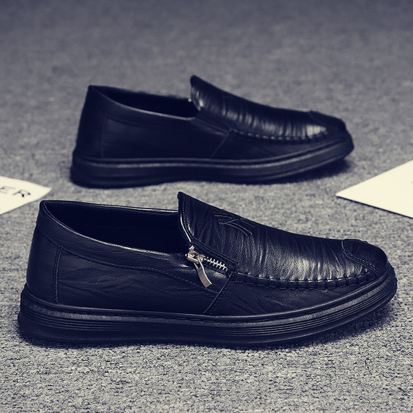 Modern férfi mokaszin cipzárral és hímzéssel