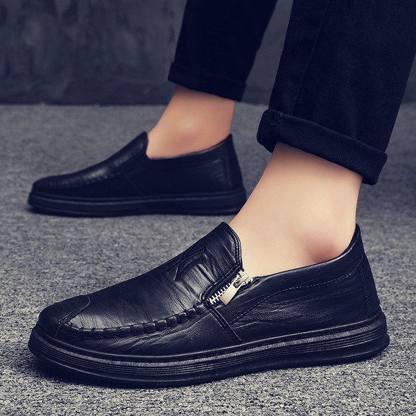 Modern férfi mokaszin cipzárral és hímzéssel