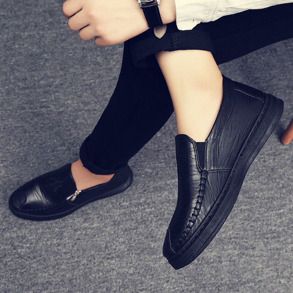 Modern férfi mokaszin cipzárral és hímzéssel