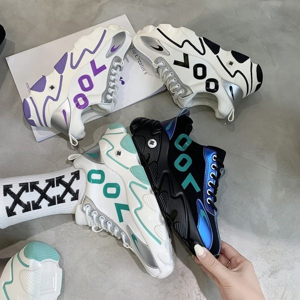 Modern női tornacipő színes motívumokkal