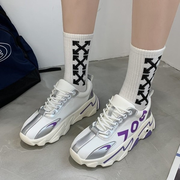 Modern női tornacipő színes motívumokkal