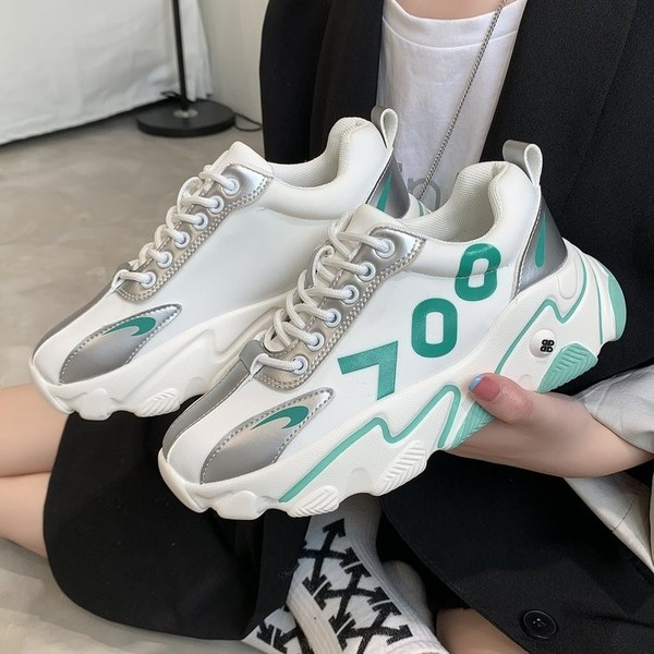 Modern női tornacipő színes motívumokkal