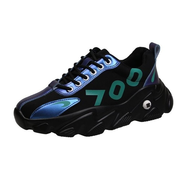 Modern női tornacipő színes motívumokkal