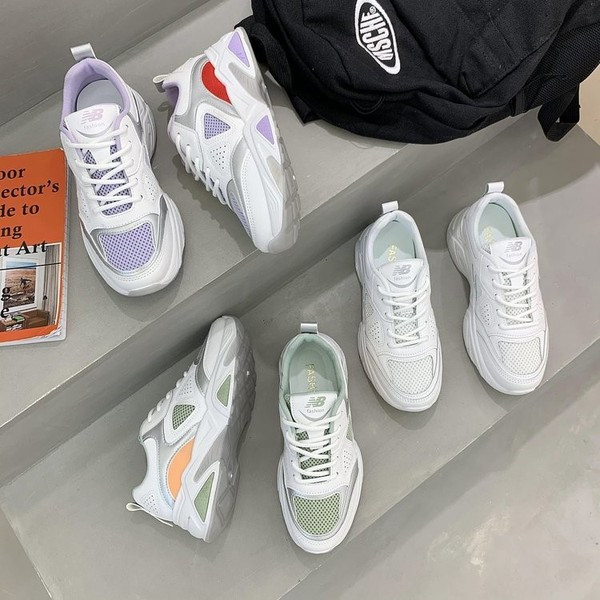 Γυναικεία αθλητικά παπούτσια με χρωματιστή σόλα