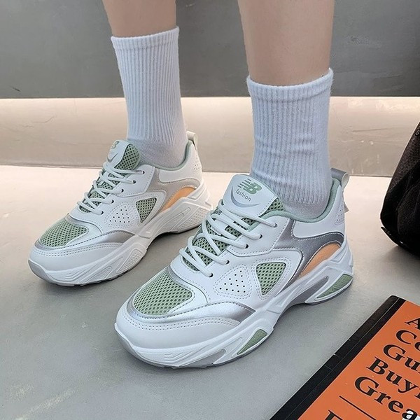 Γυναικεία αθλητικά παπούτσια με χρωματιστή σόλα