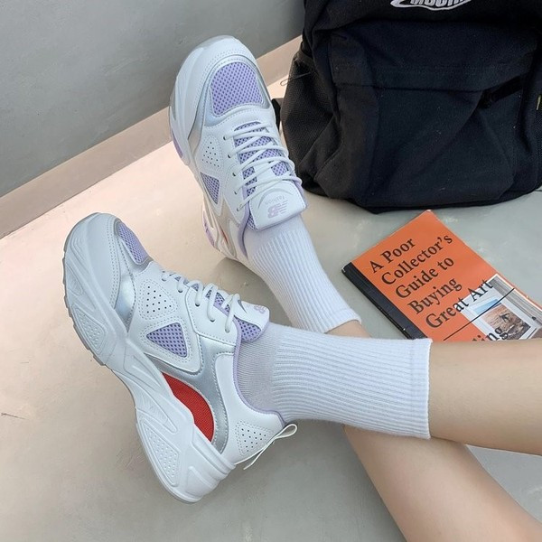 Γυναικεία αθλητικά παπούτσια με χρωματιστή σόλα