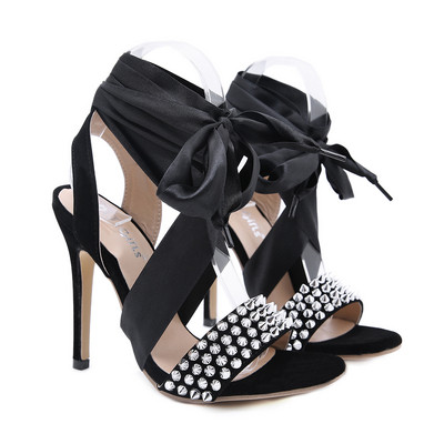 Stílusos női cipő magas vékony sarkú fűzőkkel és kövekkel